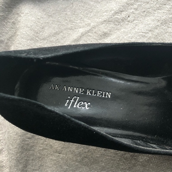 Size 9 Anne Klein iFlex Suede Pumps - Picture 2 of 8